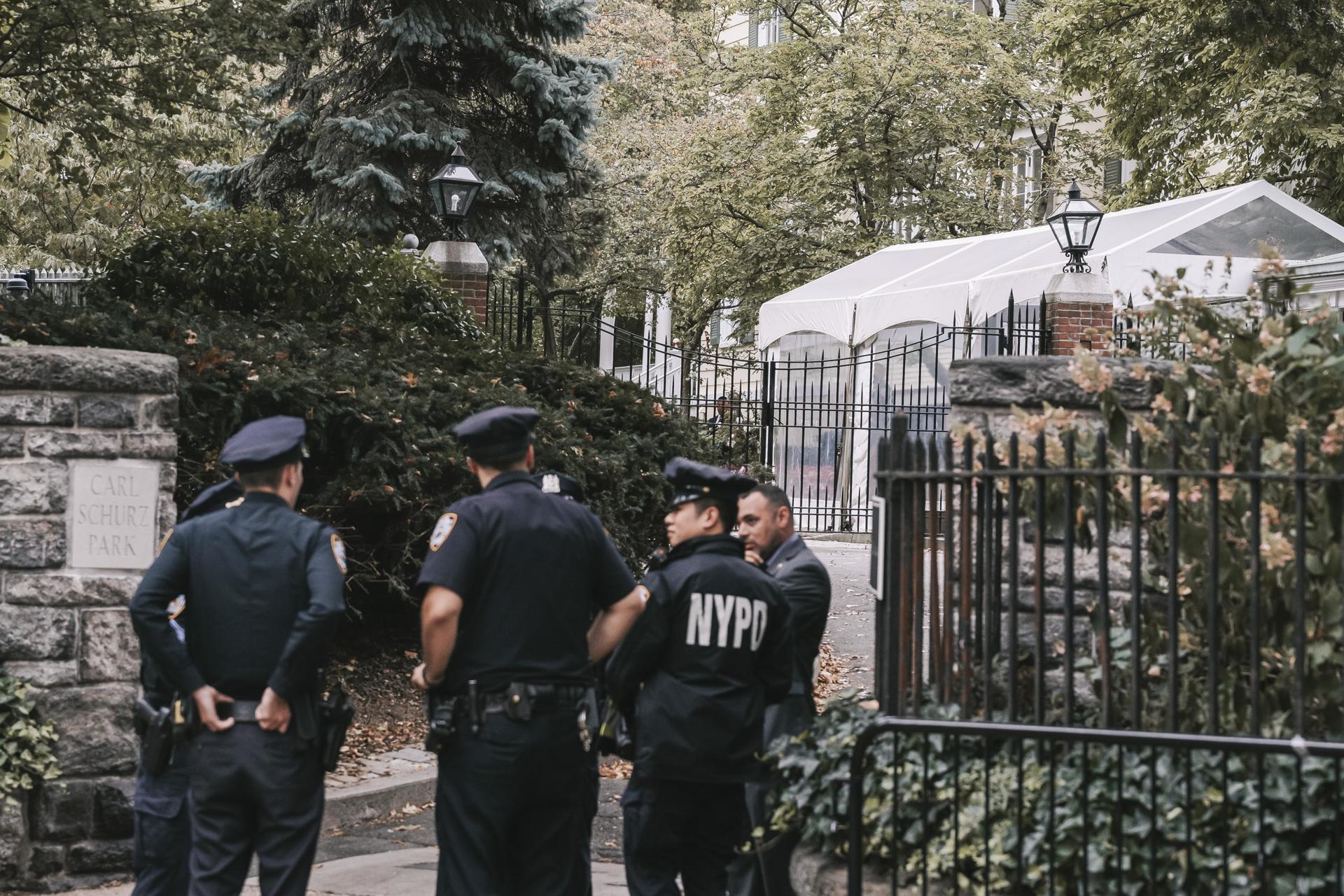Policías fuera de Gracie Mansion, la residencia oficial del alcalde de la ciudad de Nueva York, en Nueva York