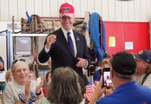 Biden se pone brevemente una gorra de Trump en gesto de unidad entre los dos partidos Biden