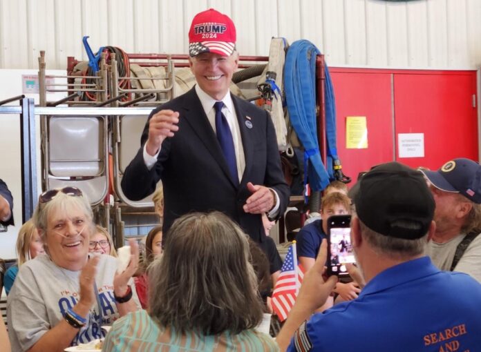 Biden se pone brevemente una gorra de Trump en gesto de unidad entre los dos partidos Biden