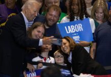 La campaña de Harris dice que recaudó 361 millones de dólares en agosto Kamala Harris y Joe Biden en campaña