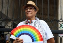 La activista Tere Campos, participa en una protesta afuera del Congreso de Chiapas
