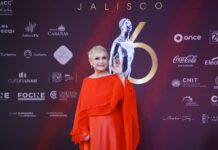La actriz mexicana Adriana Barraza posa durante la alfombra roja de la 66 edición de la entrega de los Premios Ariel