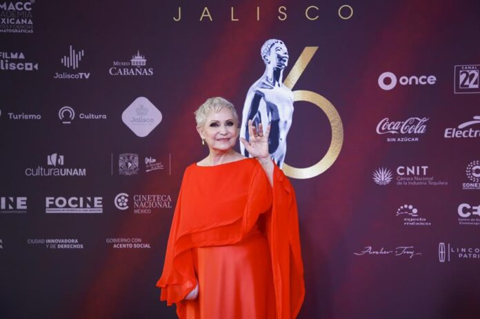 La actriz mexicana Adriana Barraza posa durante la alfombra roja de la 66 edición de la entrega de los Premios Ariel