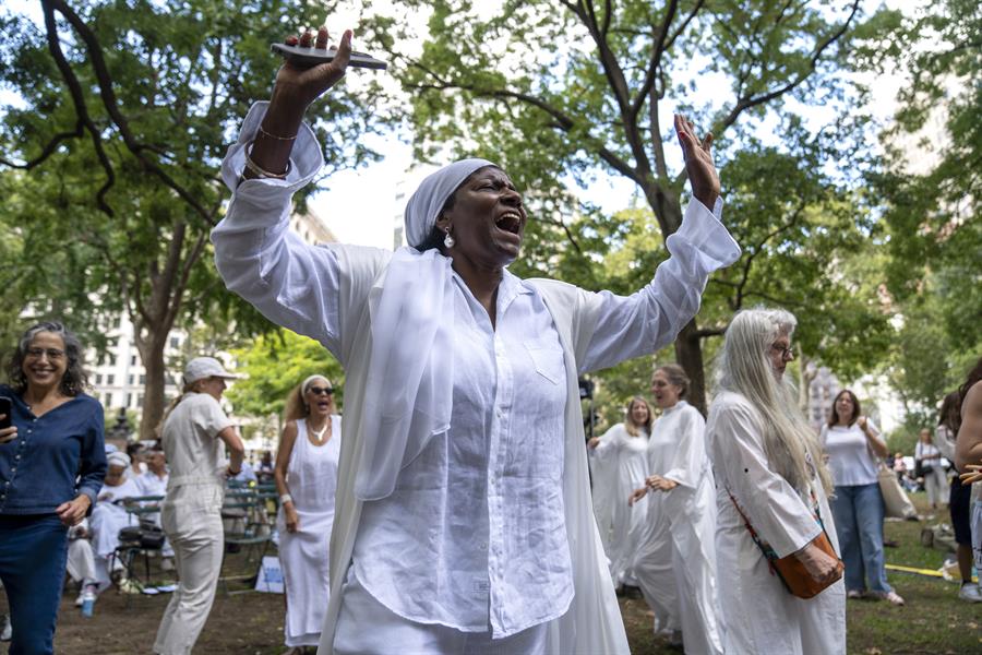  La artista afrocubana Mar&iacute;a Magdalena Campos-Pons participa en la procesi&oacute;n de &aacute;ngeles