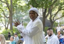 La artista afrocubana María Magdalena Campos-Pons participa en la procesión de ángeles