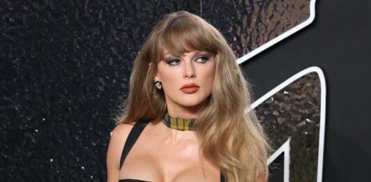 La cantante Taylor Swift posa durante la alfombra roja de los MTV Video Music Awards 2024