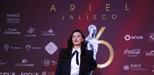 La directora de la película 'Tótem' Lila Avilés posa durante la 66 entrega de los Premios Ariel