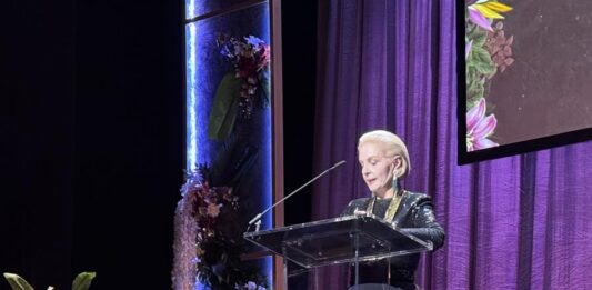 La diseñadora venezolana Carolina Herrara recibe un reconocimiento en la XXXVII edición de los premios de la Fundación Herencia Hispana