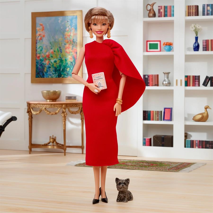 La escritora chilena Isabel Allende, uno de los autores en español más leídos en el mundo, ha inspirado una muñeca Barbie (1)