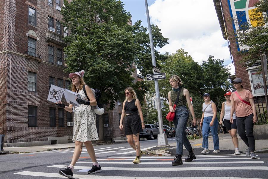 La escritora y una de las fundadoras del tour de gatos en Brooklyn, Peggy Gavan (1)