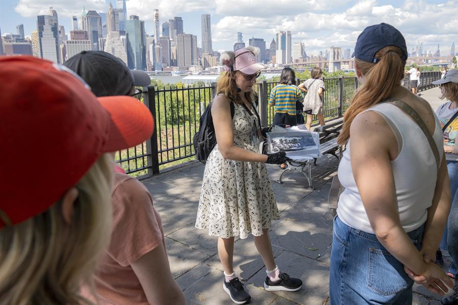 La escritora y una de las fundadoras del tour de gatos en Brooklyn, Peggy Gavan (3)