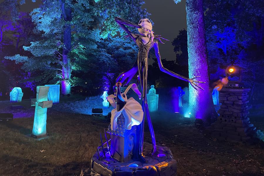 La escultura de un personaje de la pel&iacute;cula 'Pesadilla antes de Navidad' ilumina un sendero en el Jard&iacute;n Bot&aacute;nico del Bronx (2)
