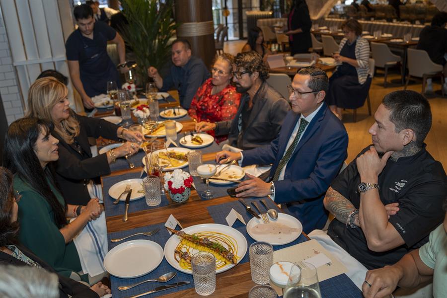 La ministra de Comercio Exterior y Turismo de Perú, Úrsula Desilú León Chempén (i), habla durante un almuerzo con chefs peruanos