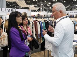 La ministra de Comercio Exterior y Turismo de Perú, Ursula León (i), visita las ferias 'Sourcing at Magic New York'