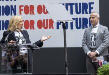 La primera dama estadounidense, Jill Biden, habla junto al diseñador de moda Thom Browne