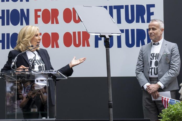 La primera dama estadounidense, Jill Biden, habla junto al diseñador de moda Thom Browne