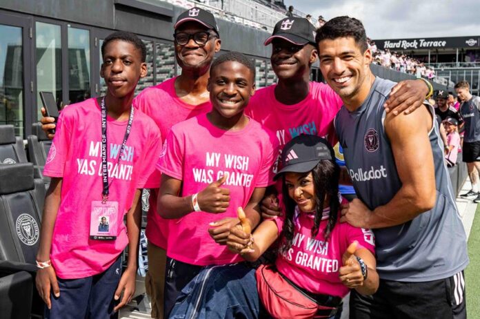 Luis Suárez (d) durante un evento con niños, este jueves en Chicago (EEUU). Messi, Suárez, el español Jordi Alba y otros jugadores del Inter Miami cumplieron los deseos de 23 niños con enfermedades graves