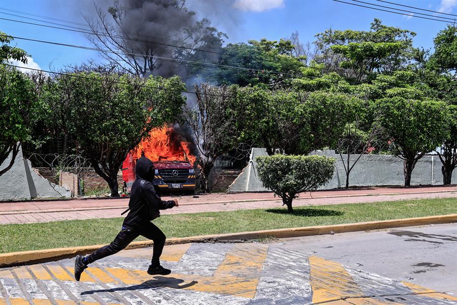 Manifestantes protestan al exterior de una de las entradas del Batall&oacute;n 27 de Infanter&iacute;a (1)