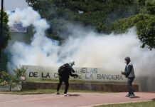 Manifestantes protestan al exterior de una de las entradas del Batallón 27 de Infantería (3)