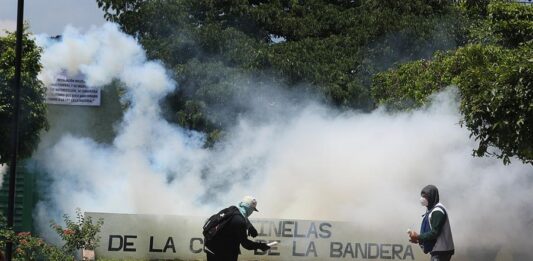 Manifestantes protestan al exterior de una de las entradas del Batallón 27 de Infantería (3)
