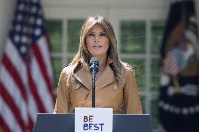 Melania Trump, hablando durante un evento en Rose Garden Melania Trump