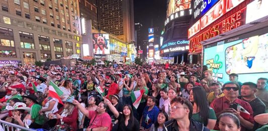 Mexicanos se reúnen en el Times Square para conmemorar el Grito de Independencia e