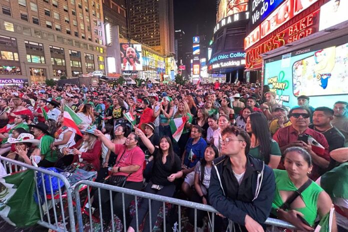 Mexicanos se reúnen en el Times Square para conmemorar el Grito de Independencia e