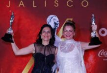 Montserrat Marañón (i) y Ludwika Paleta (d) posan con la estatuilla a co-actuación femenina por las películas 'Tótem' y 'Todo el silencio'
