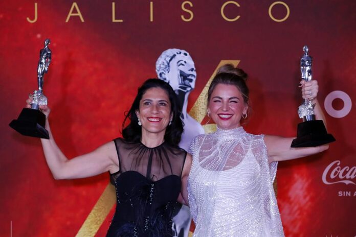 Montserrat Marañón (i) y Ludwika Paleta (d) posan con la estatuilla a co-actuación femenina por las películas 'Tótem' y 'Todo el silencio'