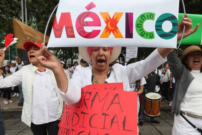 Mujeres participan en una protesta en contra de la reforma impulsada por el oficialismo este domingo, en Ciudad de México