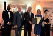 Senadora Martínez recibe el premio “Pearl” durante la ceremonia de inauguración Oyster Ball Sen. Matinez honored by Save the Great South Bay for work to protect region’s natural resources.