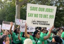 Trabajadores hoteleros de Nueva York divididos ante nueva regulación protestan en Alcaldía