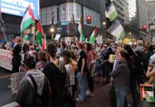 Ciudadanos propalestina marchan antes del debate contra 'GenoTrump' e 'impostora' Harris Personas se manifiestan en favor a Palestina cerca al Centro Nacional de la Constitución (1)