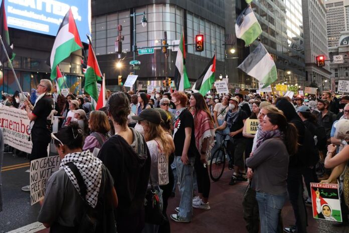 Personas se manifiestan en favor a Palestina cerca al Centro Nacional de la Constitución (1)