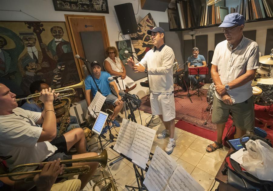Ruy L&oacute;pez-Nussa (d) durante un ensayo de su proyecto La Academia en La Habana