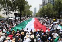 Trabajadores del poder judicial protestan este jueves al exterior de la Cámara de Senadores en la Ciudad de México