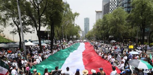 Trabajadores del poder judicial protestan este jueves al exterior de la Cámara de Senadores en la Ciudad de México