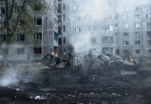 Ucrania está de luto por las víctimas del bombardeo ruso a Járkov, que mató el viernes al menos a 6 personas e hirió a 97 (3)