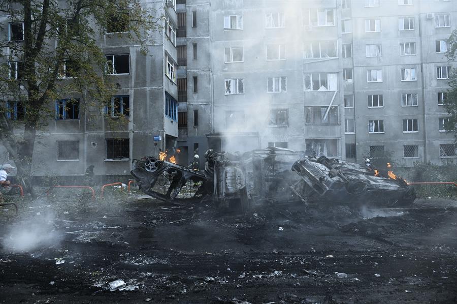 Ucrania está de luto por las víctimas del bombardeo ruso a Járkov, que mató el viernes al menos a 6 personas e hirió a 97 (3) Ucrania está de luto por las víctimas del bombardeo ruso a Járkov, que mató el viernes al menos a 6 personas e hirió a 97 (3)