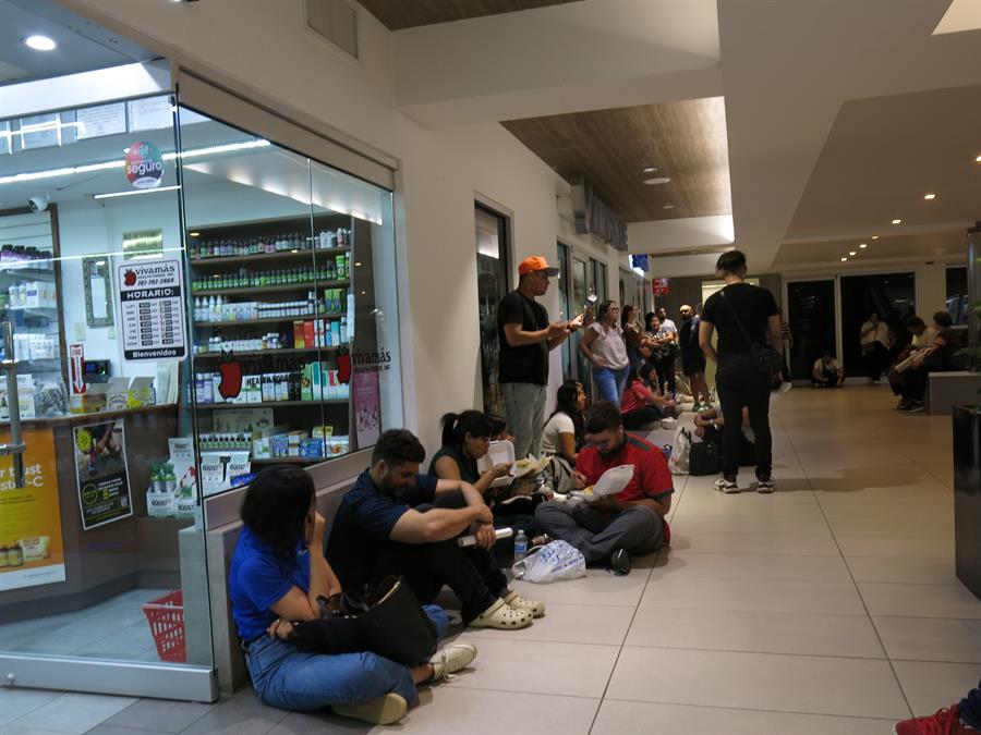 Unas personas se inscriben en el registro de votantes (2)