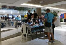 Unas personas se inscriben en el registro de votantes (2)
