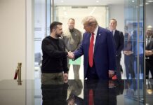 Volodímir Zelenski (i), donde aparece saludando al expresidente y candidato republicano, Donald Trump (d), durante su reunión en Nueva York