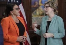 Xiomara Castro (i), hablando con la embajadora de los Estados Unidos, Laura Dogu, durante un evento en Tegucigalpa