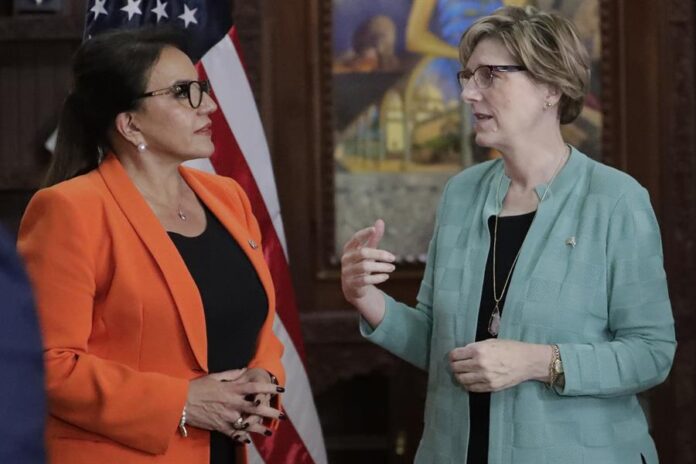 Xiomara Castro (i), hablando con la embajadora de los Estados Unidos, Laura Dogu, durante un evento en Tegucigalpa