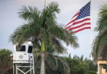 La democracia de EE.UU. no ha superado su declive desde la era de Trump, según informe bandera de EE.UU. en Florida