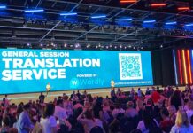 La inteligencia artificial lleva la traducción simultánea a iglesias, plenos y teatros código QR para obtener la traducción instantánea durante un congreso en Nueva York