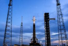Lanzan dos satélites Galileo a la órbita terrestre para reforzar las señales del sistema cohete Falcon 9 de la misión Galileo L13 mientras se abastece de combustible