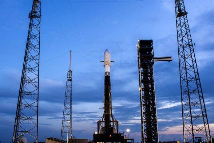 cohete Falcon 9 de la misión Galileo L13 mientras se abastece de combustible cohete Falcon 9 de la misión Galileo L13 mientras se abastece de combustible