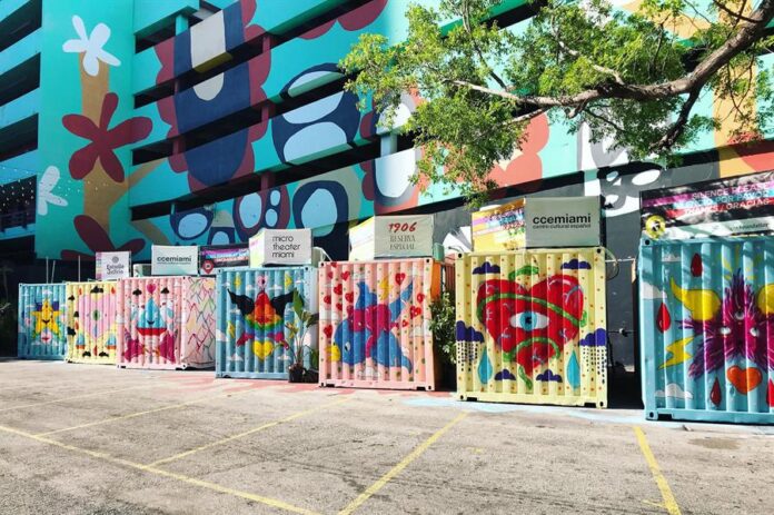 contenedores que sirven como escenarios para las obras del Microteatro que se celebra en esta ciudad de Florida contenedores que sirven como escenarios para las obras del Microteatro que se celebra en esta ciudad de Florida