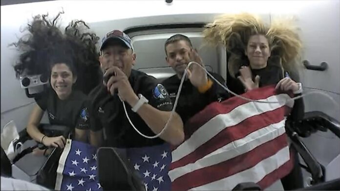 el comandante Jared Isaacman (2i) hablando junto al piloto Scott Poteet (2d) y las encargadas de misión Sarah Gillis (i) y Anna Menon (d) dentro de la cápsula espacial.